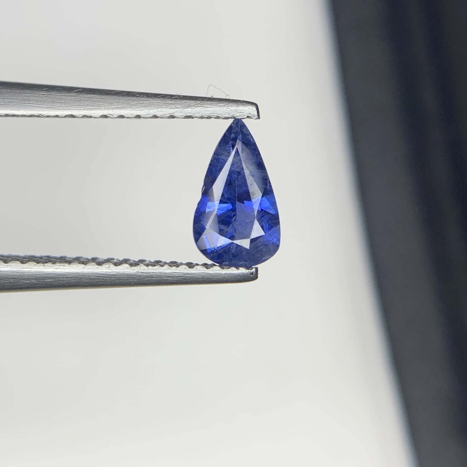 Natural 0.67 carat Kashmir Blue Sapphire Faceted Loose Gemstone For Jewelry Making