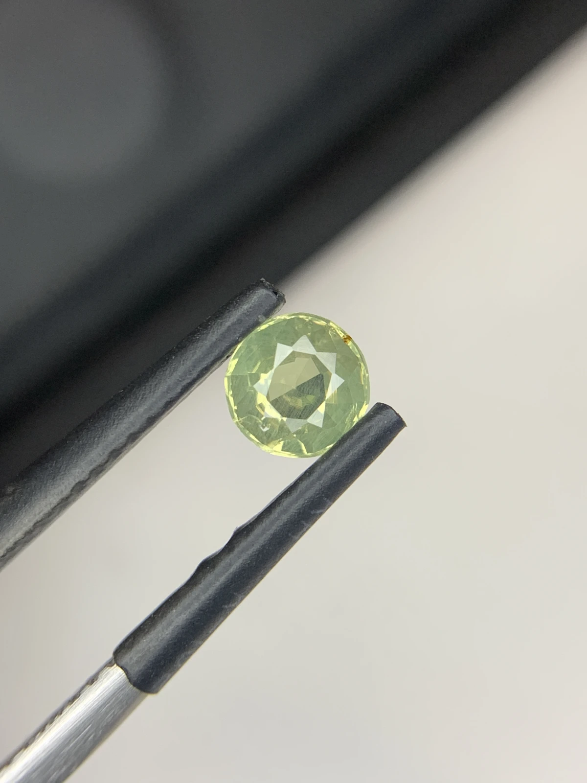 IGI Certified 0.67 ct Natural Green/Purplish Brown Alexandrite Round Shape Loose Gemstone from Sri Lanka