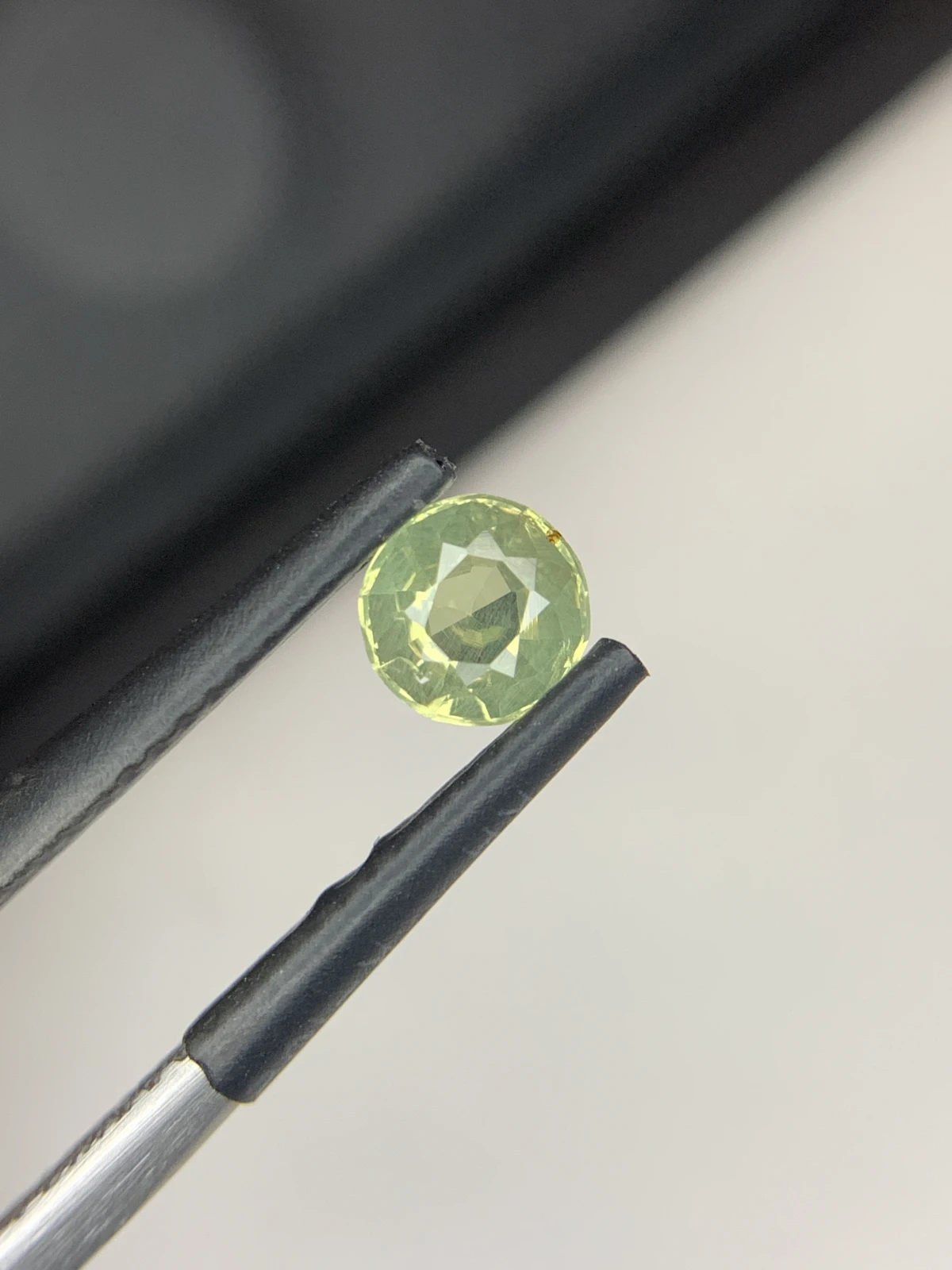 IGI Certified 0.67 ct Natural Green/Purplish Brown Alexandrite Round Shape Loose Gemstone from Sri Lanka