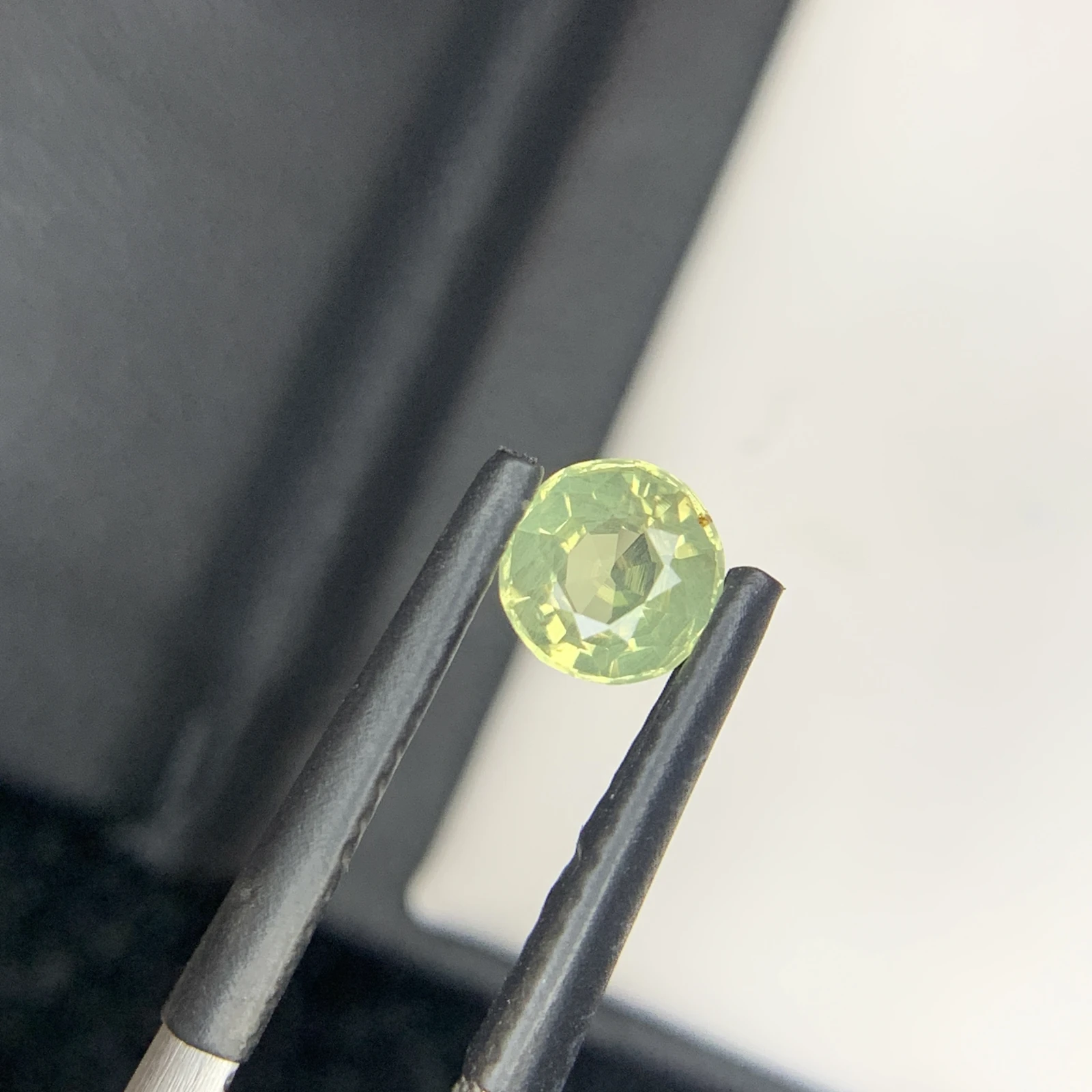 IGI Certified 0.67 ct Natural Green/Purplish Brown Alexandrite Round Shape Loose Gemstone from Sri Lanka