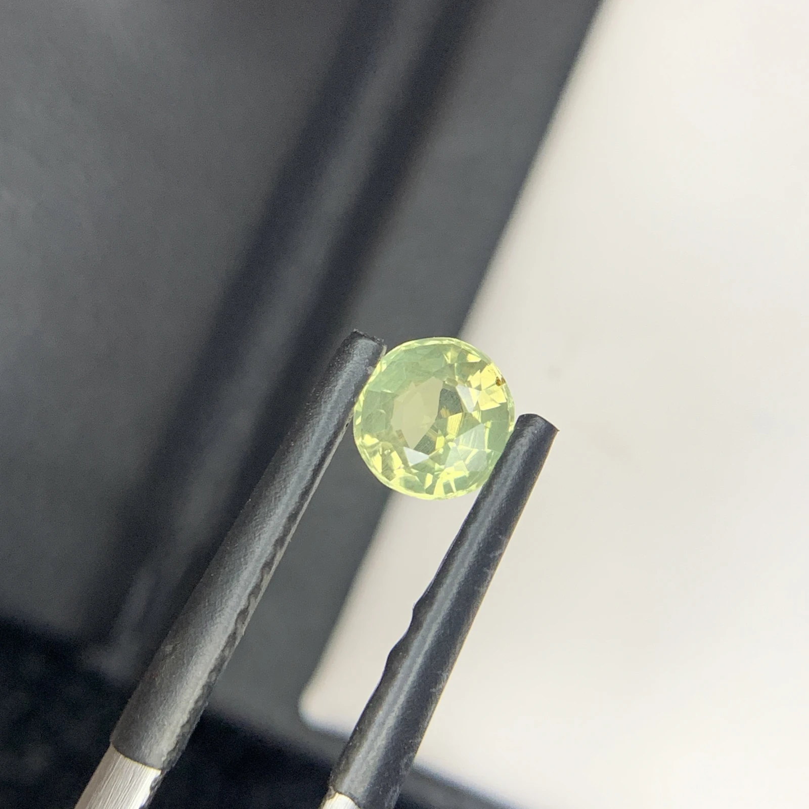 IGI Certified 0.67 ct Natural Green/Purplish Brown Alexandrite Round Shape Loose Gemstone from Sri Lanka