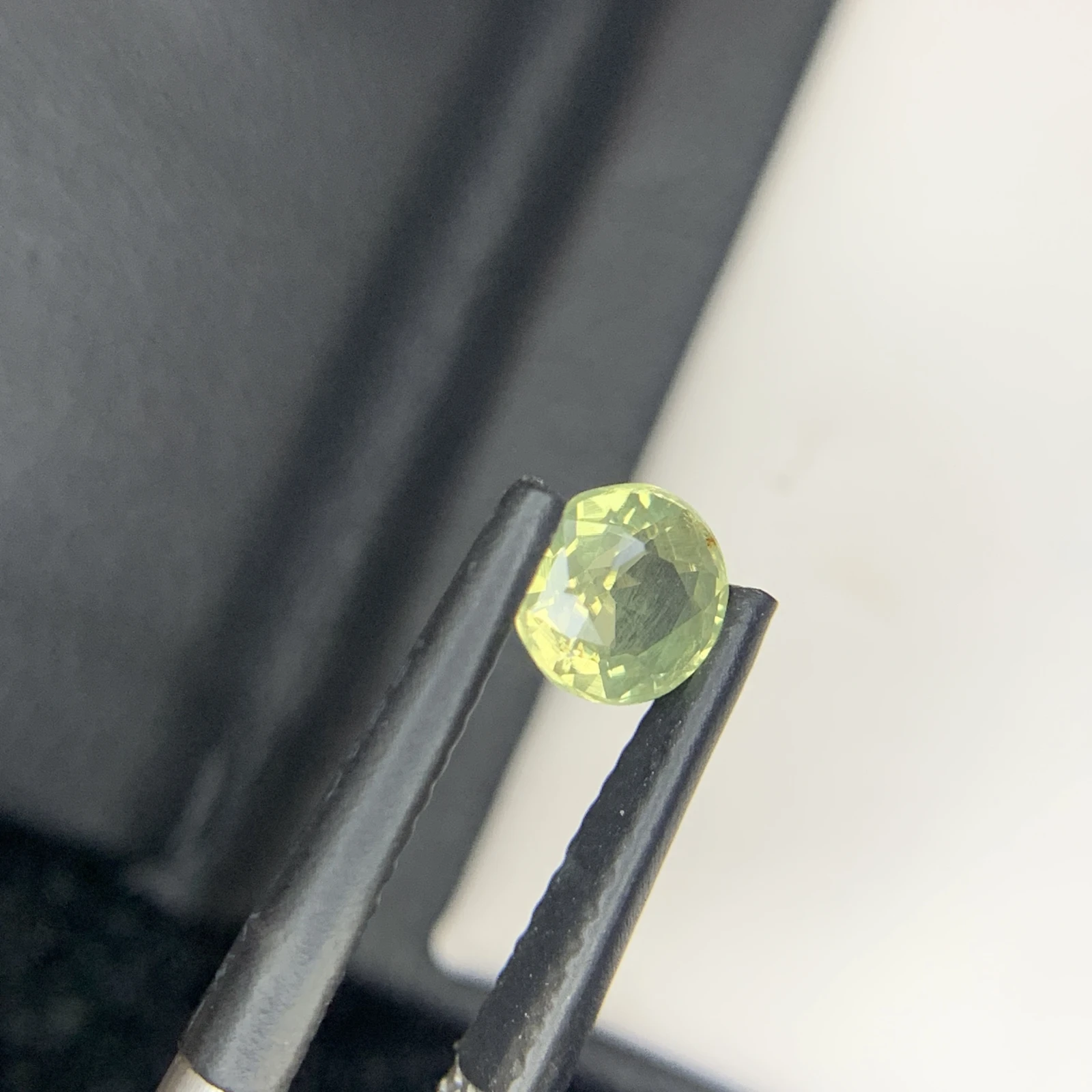 IGI Certified 0.67 ct Natural Green/Purplish Brown Alexandrite Round Shape Loose Gemstone from Sri Lanka