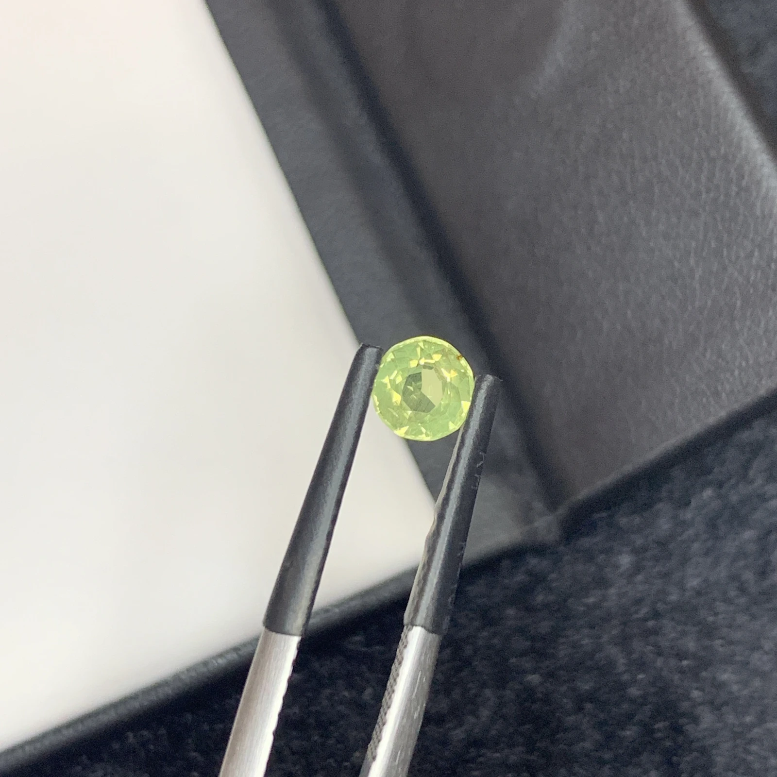 IGI Certified 0.67 ct Natural Green/Purplish Brown Alexandrite Round Shape Loose Gemstone from Sri Lanka