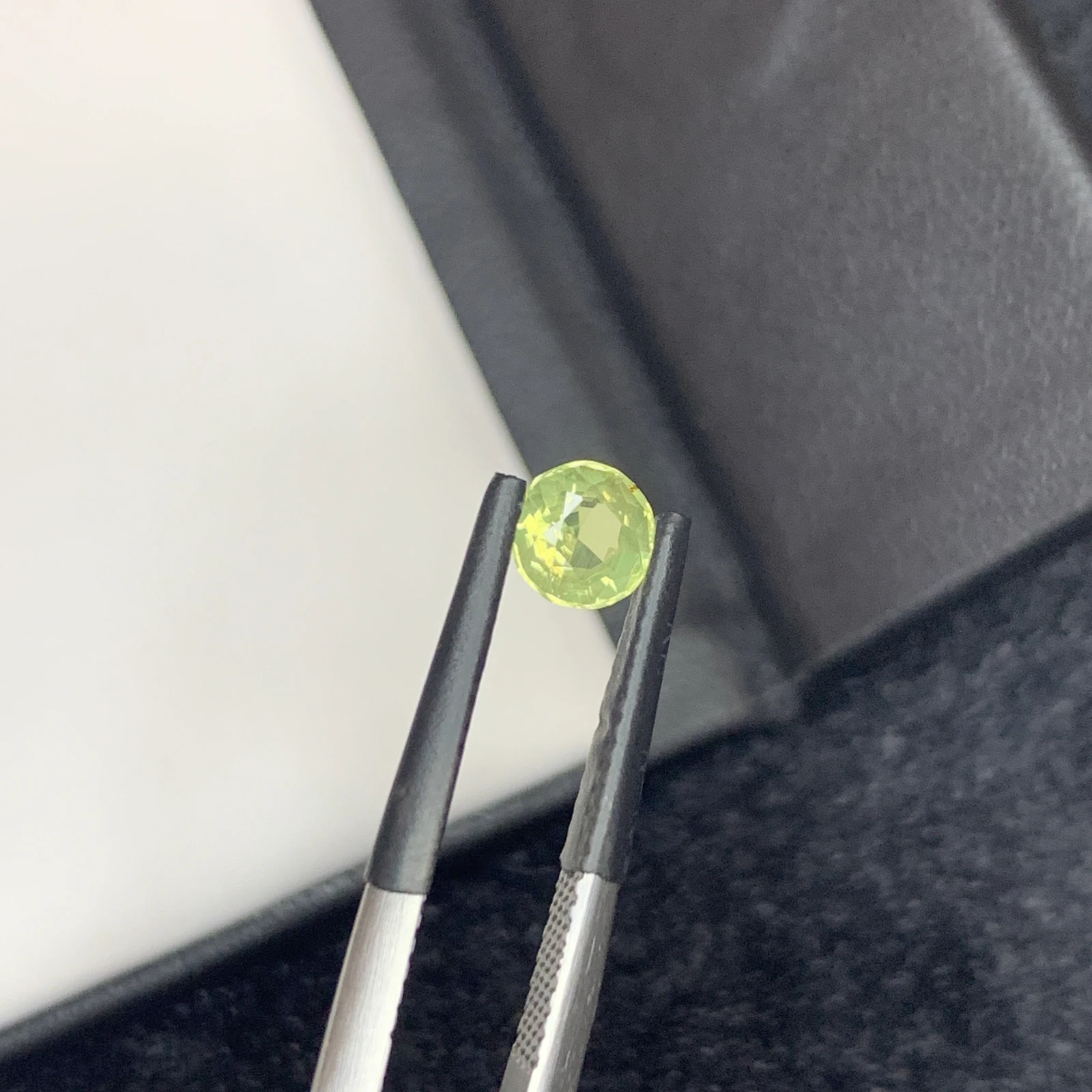 IGI Certified 0.67 ct Natural Green/Purplish Brown Alexandrite Round Shape Loose Gemstone from Sri Lanka