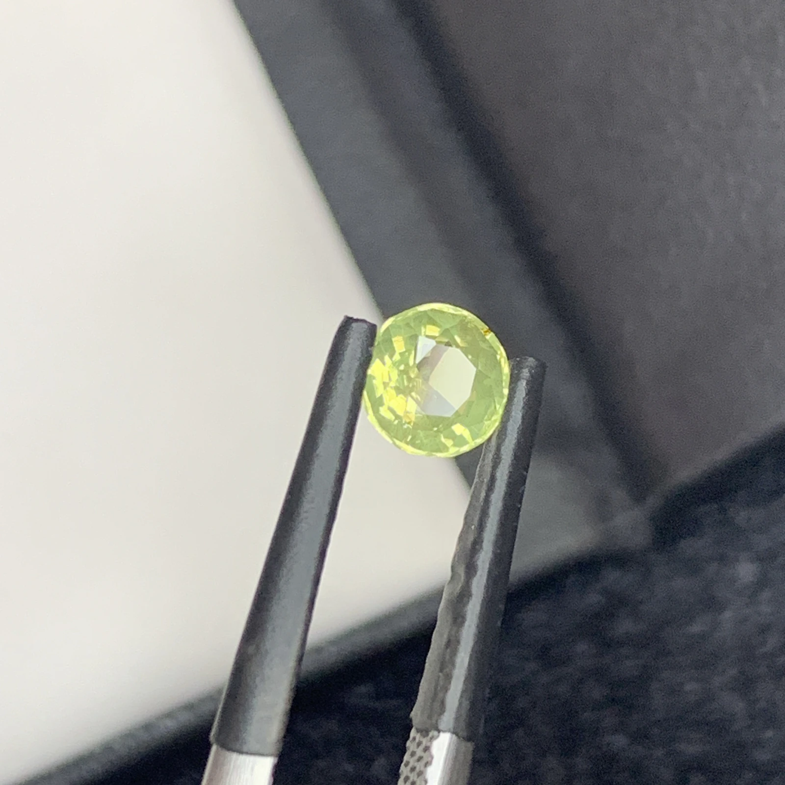 IGI Certified 0.67 ct Natural Green/Purplish Brown Alexandrite Round Shape Loose Gemstone from Sri Lanka