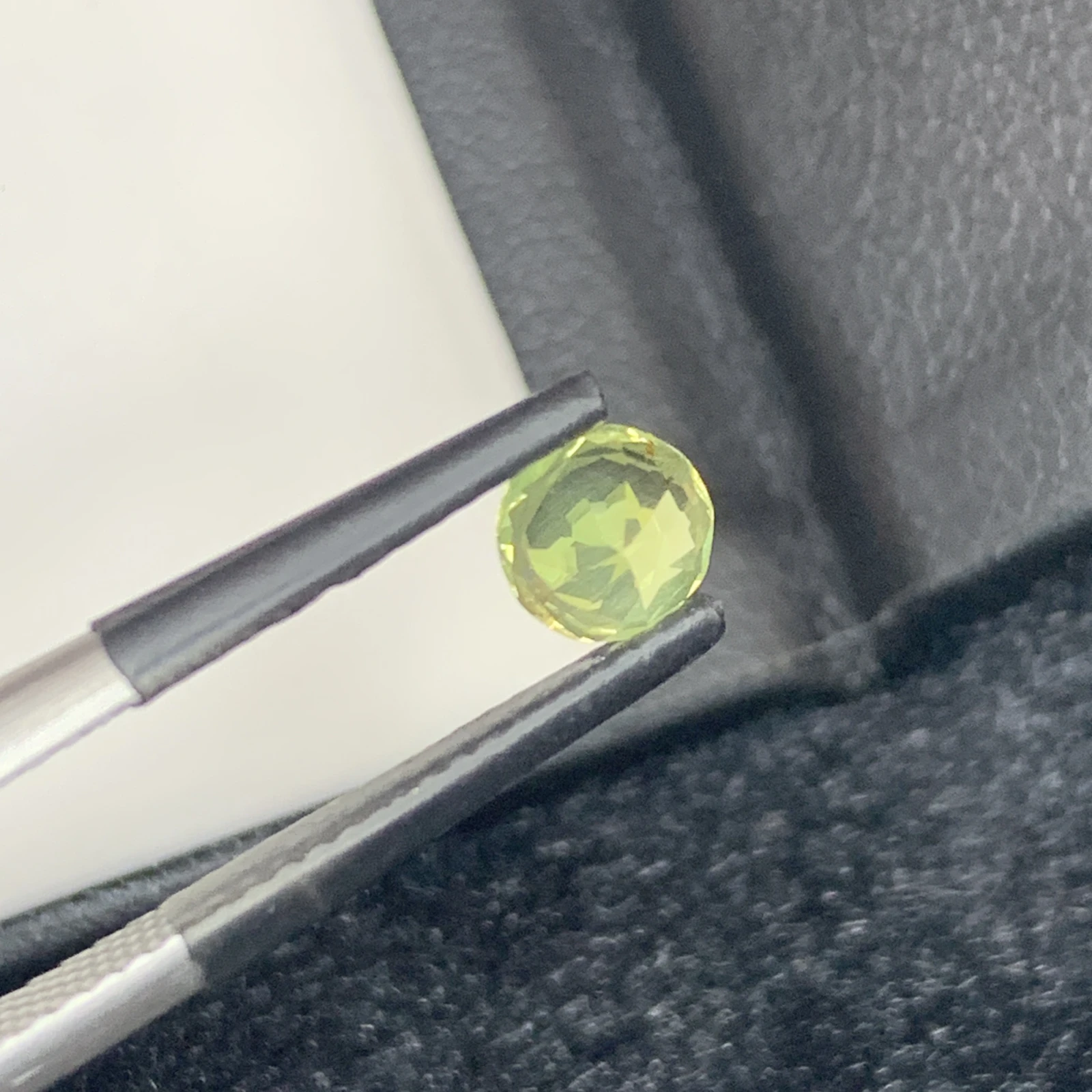 IGI Certified 0.67 ct Natural Green/Purplish Brown Alexandrite Round Shape Loose Gemstone from Sri Lanka