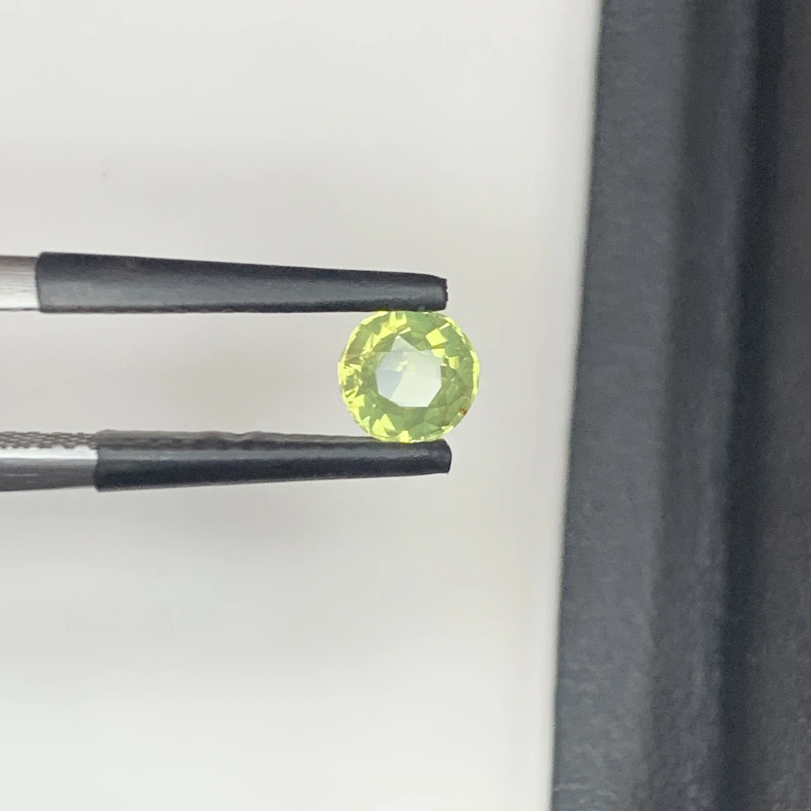 IGI Certified 0.67 ct Natural Green/Purplish Brown Alexandrite Round Shape Loose Gemstone from Sri Lanka