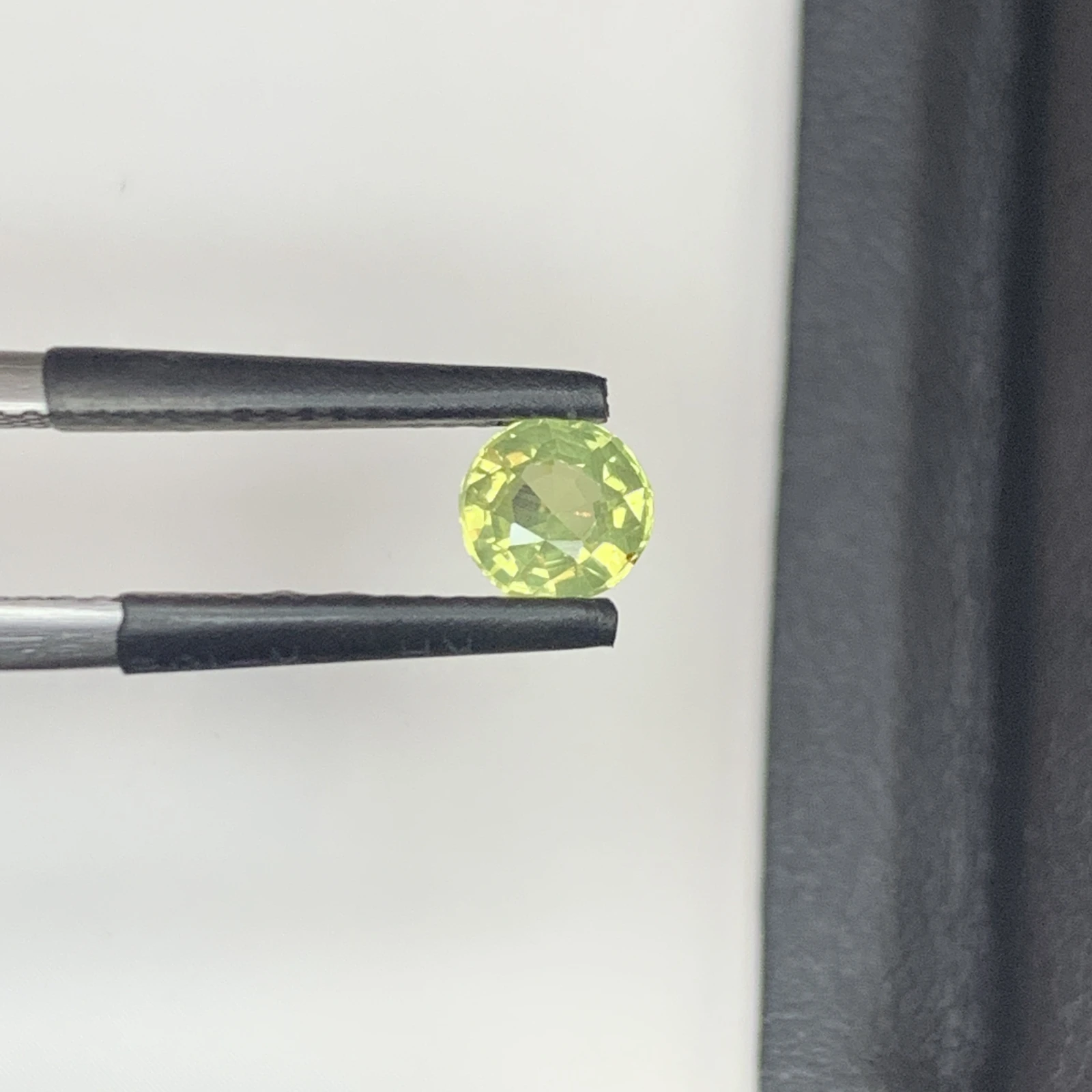 IGI Certified 0.67 ct Natural Green/Purplish Brown Alexandrite Round Shape Loose Gemstone from Sri Lanka