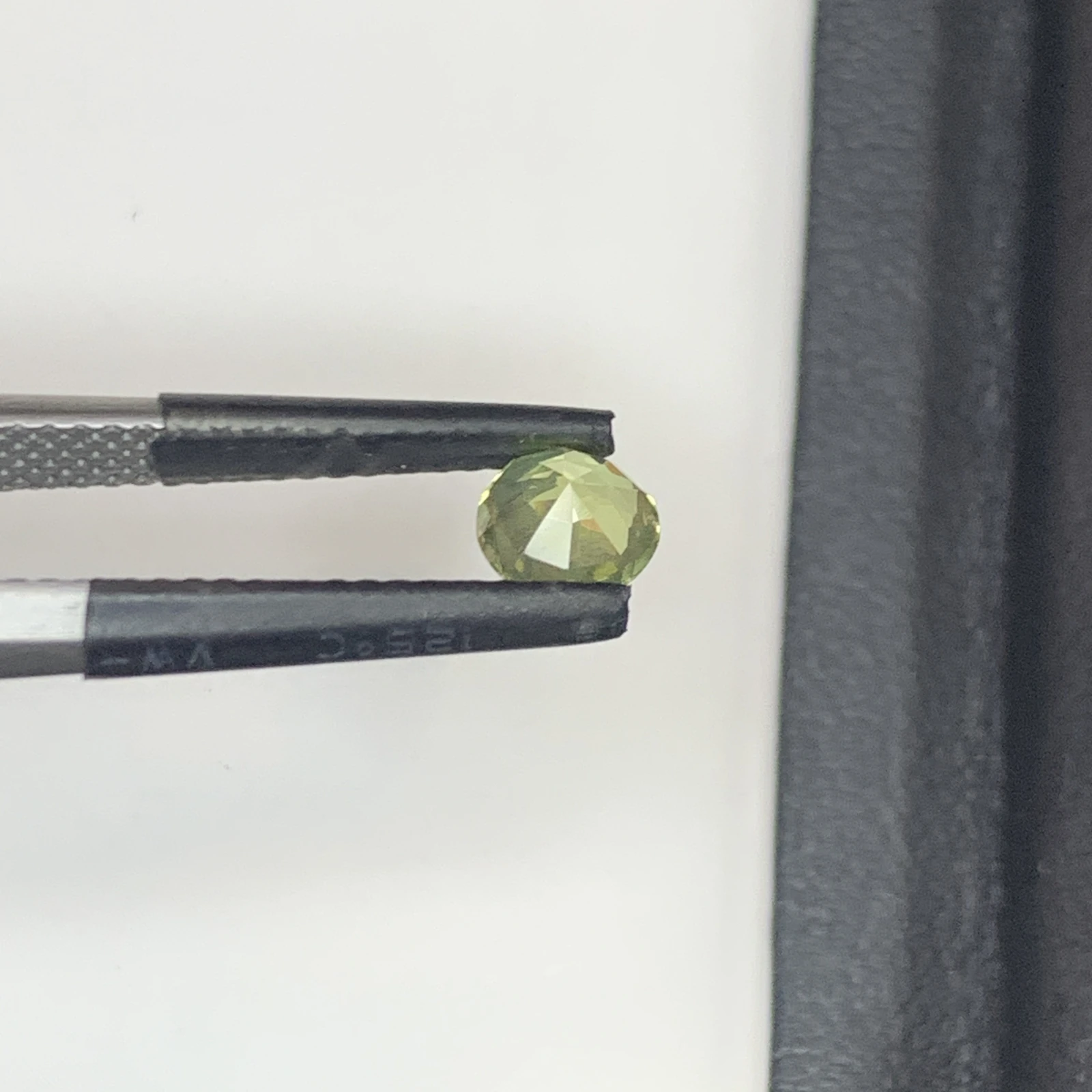 IGI Certified 0.67 ct Natural Green/Purplish Brown Alexandrite Round Shape Loose Gemstone from Sri Lanka