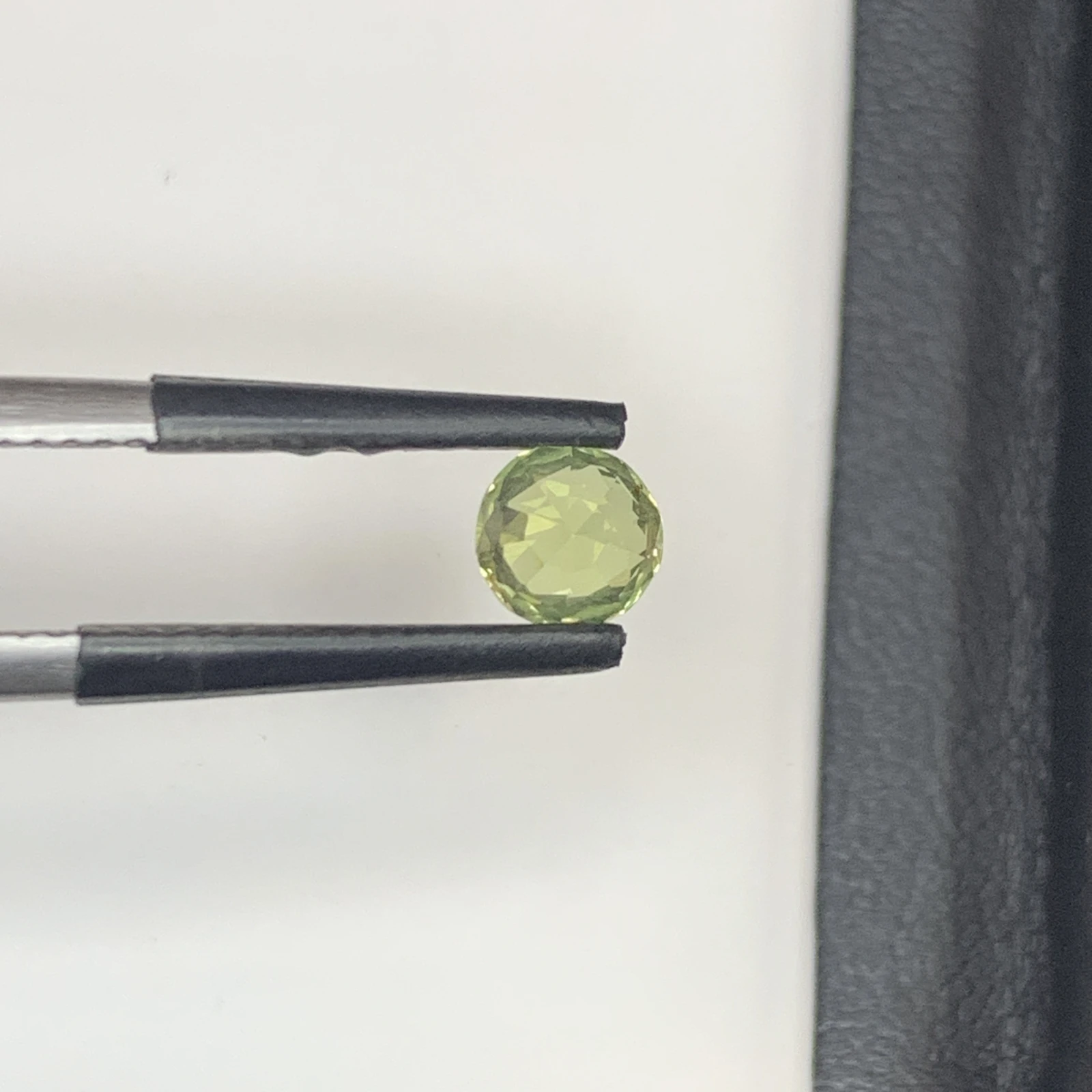 IGI Certified 0.67 ct Natural Green/Purplish Brown Alexandrite Round Shape Loose Gemstone from Sri Lanka