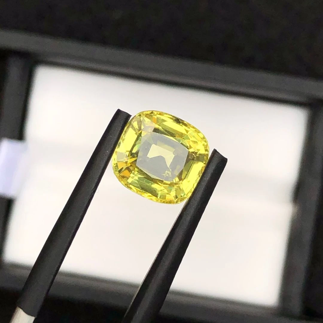 4.27 ct Natural Vivid Yellow Sapphire Cushion Shape Loose Gemstone