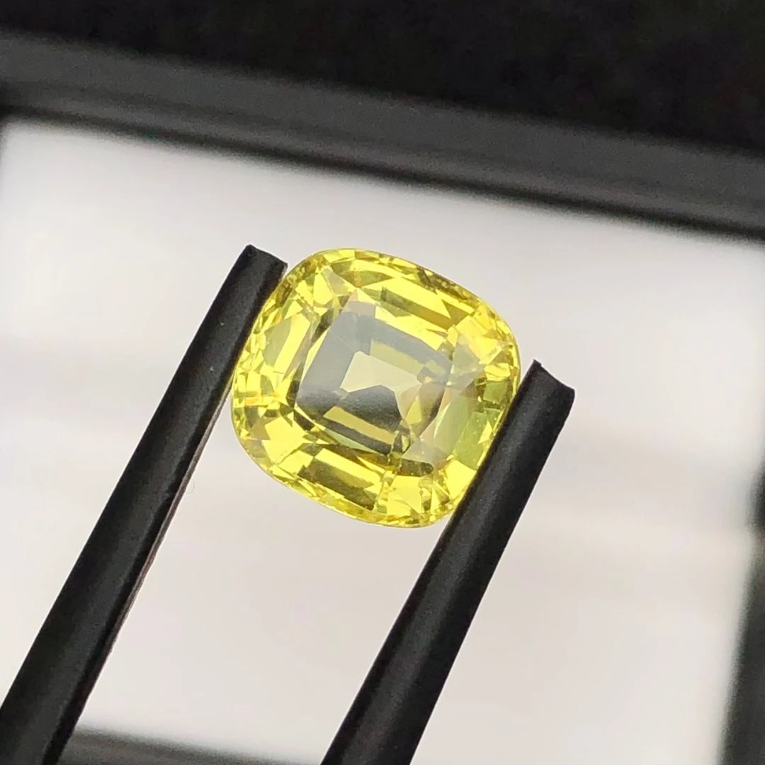 4.27 ct Natural Vivid Yellow Sapphire Cushion Shape Loose Gemstone