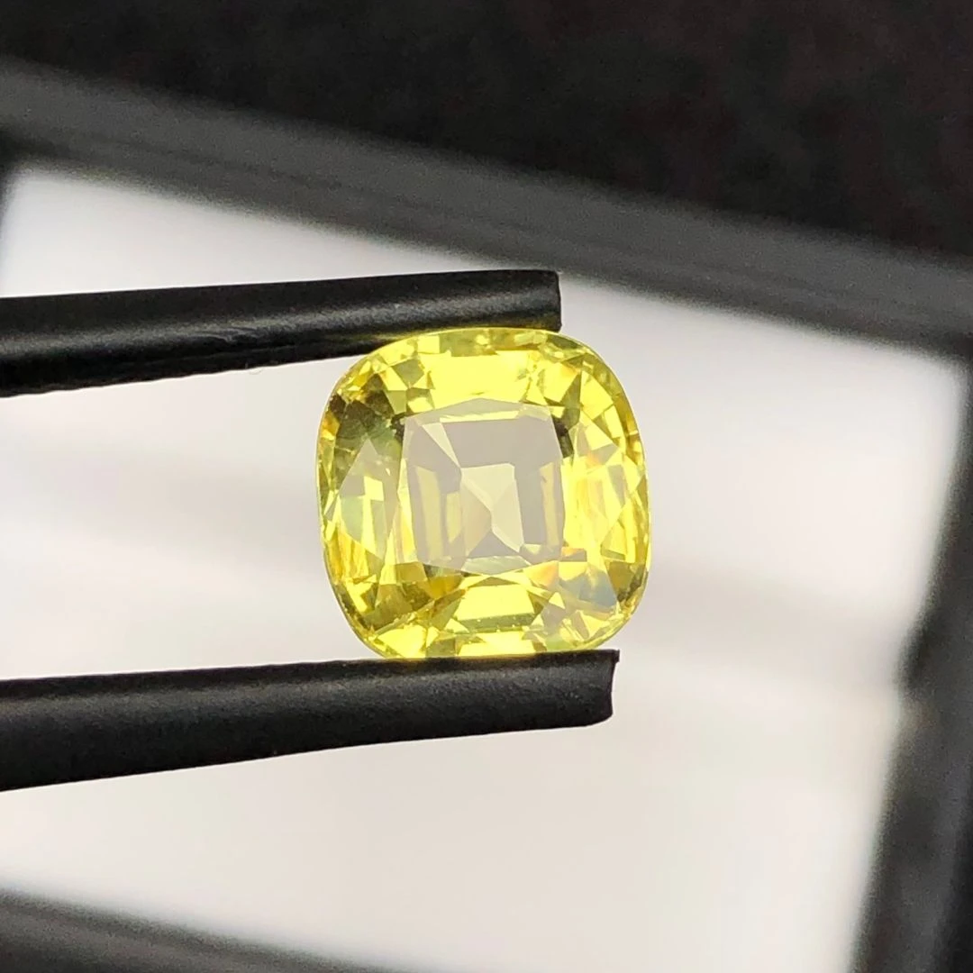 4.27 ct Natural Vivid Yellow Sapphire Cushion Shape Loose Gemstone