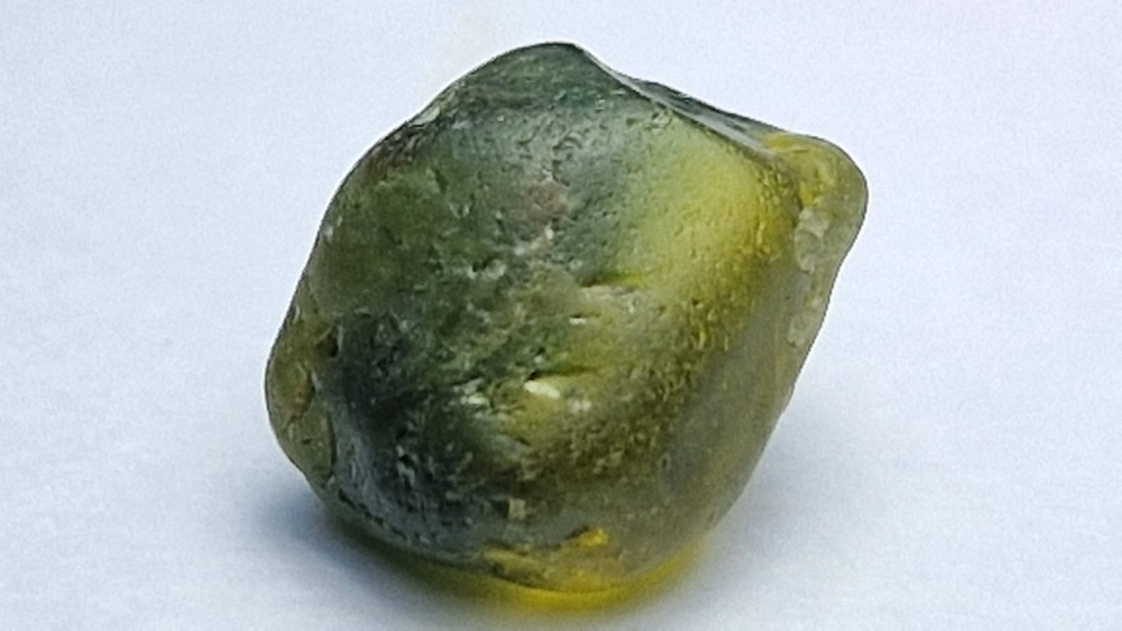 3.75 Carat Bi color Sapphire Facet Rough from Nigeria