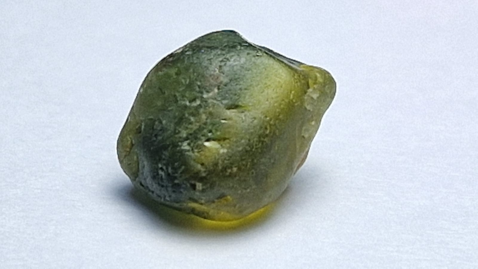 3.75 Carat Bi color Sapphire Facet Rough from Nigeria