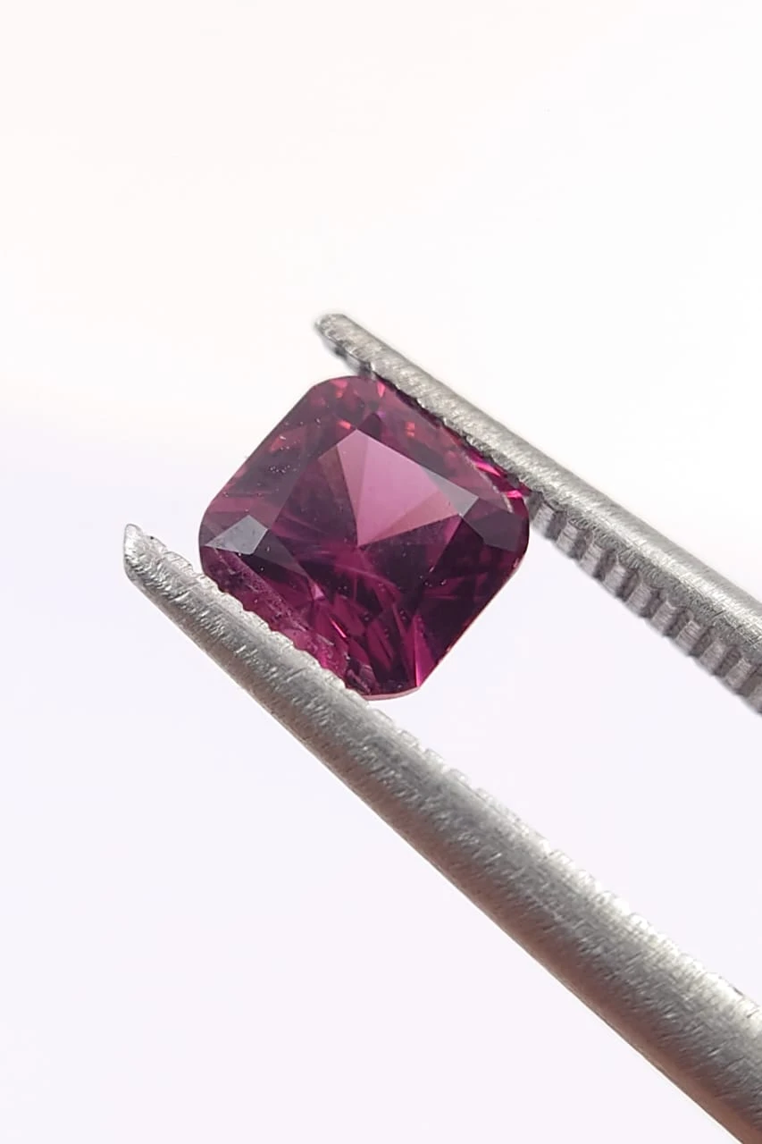1.08ct Natural Pinkish Red Malaya Garnet Loose Gemstone From Tanzania